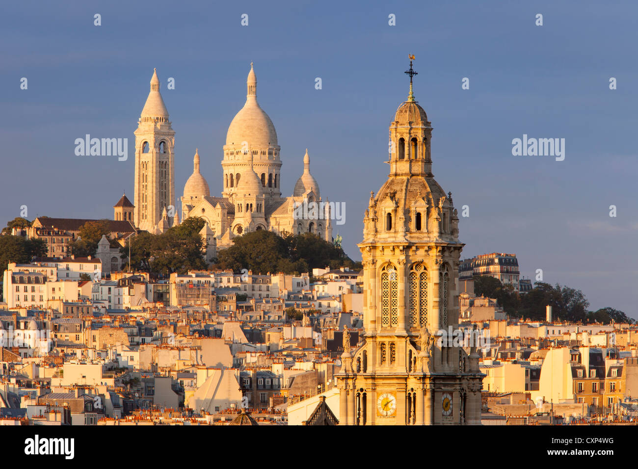 Turm der Trinite d' Estienne d' Orves Kirche Sacre Coeur bei Sonnenuntergang, Paris Frankreich Stockfoto