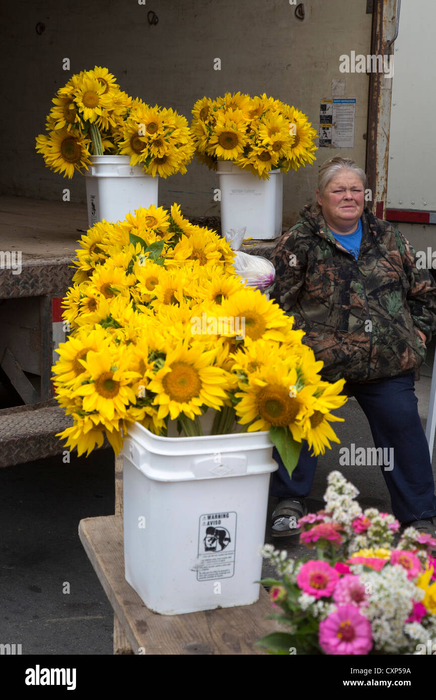 Detroit, Michigan - verkauft eine Frau Blumen am osteuropäischen Markt, ein großer Bauernmarkt nahe der Innenstadt von Detroit. Stockfoto