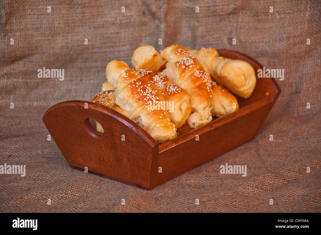 Leckeres, frisches und warmes, hausgemachtes Brot Brote in einem hölzernen Körbchen Stockfoto
