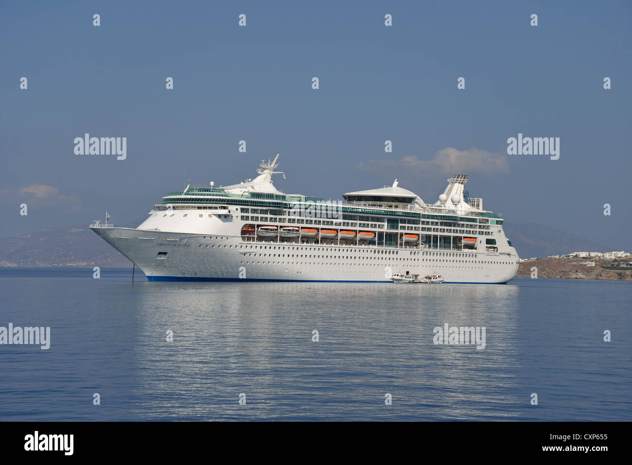 Royal Caribbean "Grandeur of the Seas" Kreuzfahrtschiff vor Anker von Chora, Mykonos, Cyclades, Süd Ägäis, Griechenland Stockfoto