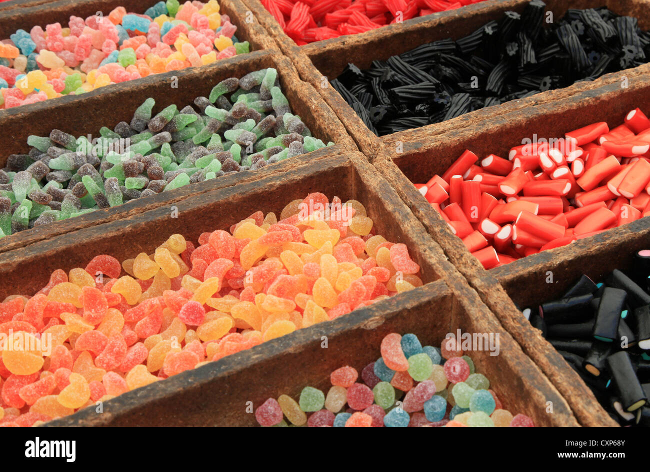 Nahaufnahme Bild einer Gruppe von Zucker beschichtete Süße Bonbons und Lakritze zu verkaufen. Stockfoto