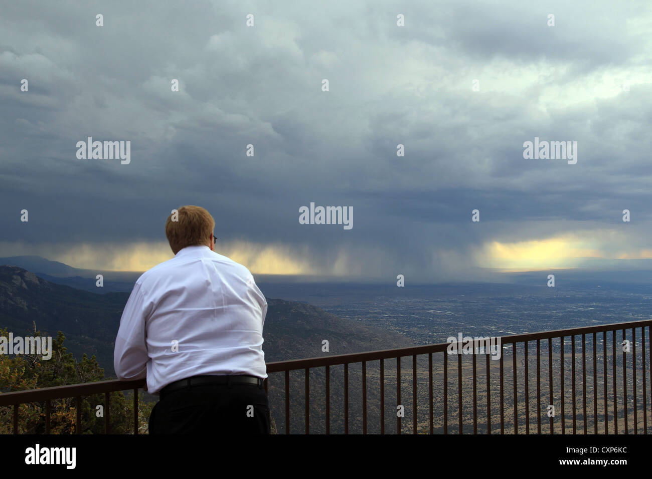 Gewitterwolken über Albuquerque von Sandia Peak Stockfoto