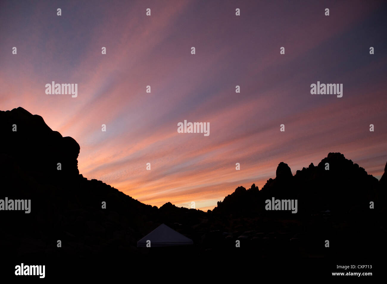 dramatischen Sonnenuntergang in der Wüste mit Silhouette der Felsen und Berge. Stockfoto