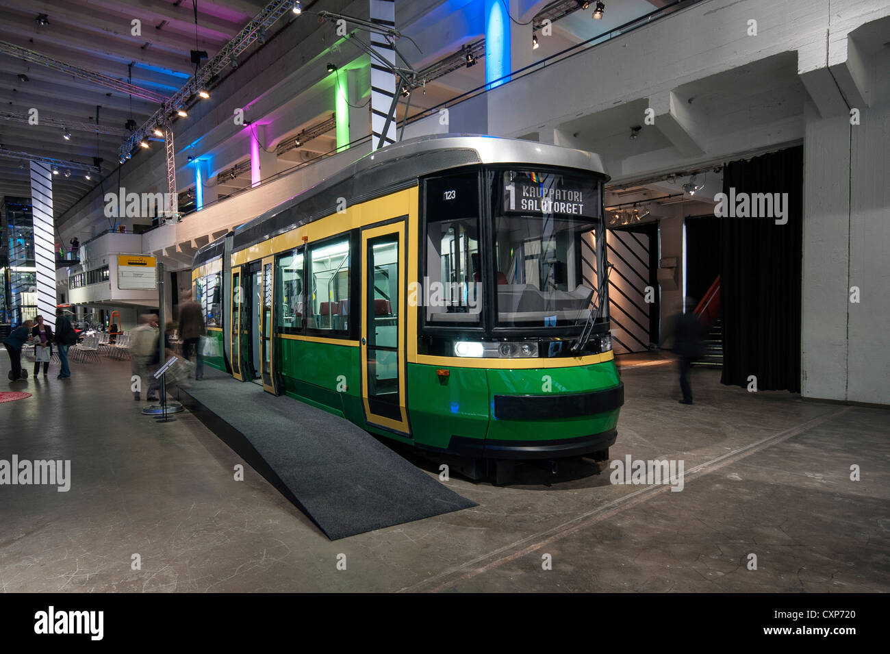 Ausstellung des industriellen Designs von finnischen Unternehmen im Kabelwerk in Ruoholahti, Helsinki, Finnland Stockfoto