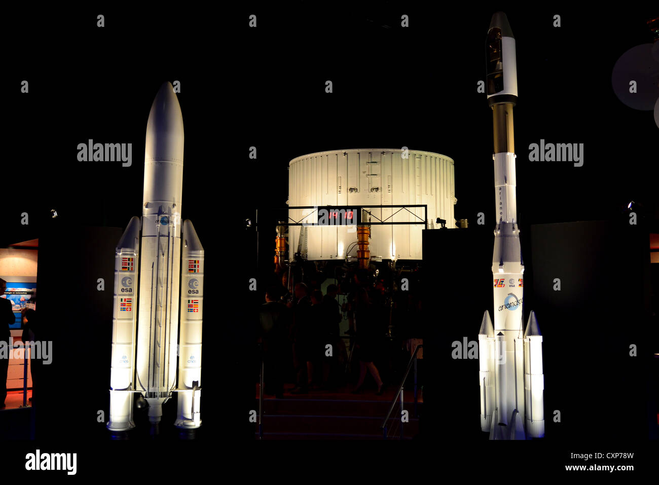 Modelle von Ariane 4 und 5 Raketen in die Space Expo Noordwijk, Niederlande. Stockfoto