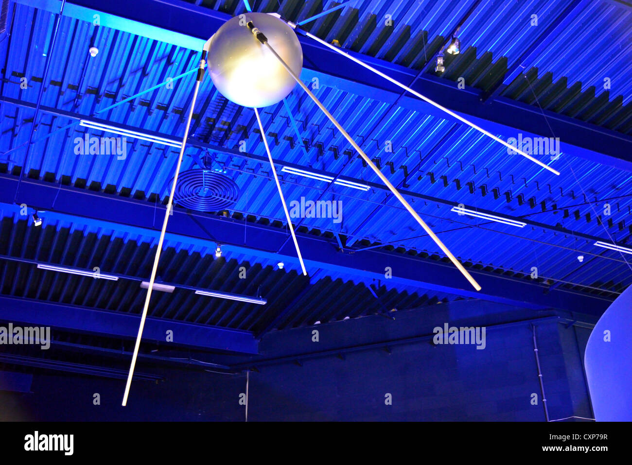 Ein Modell des Sputnik startete ich, erste künstliche Objekt im Raum von UdSSR in die Space Expo Noordwijk, Niederlande. Stockfoto