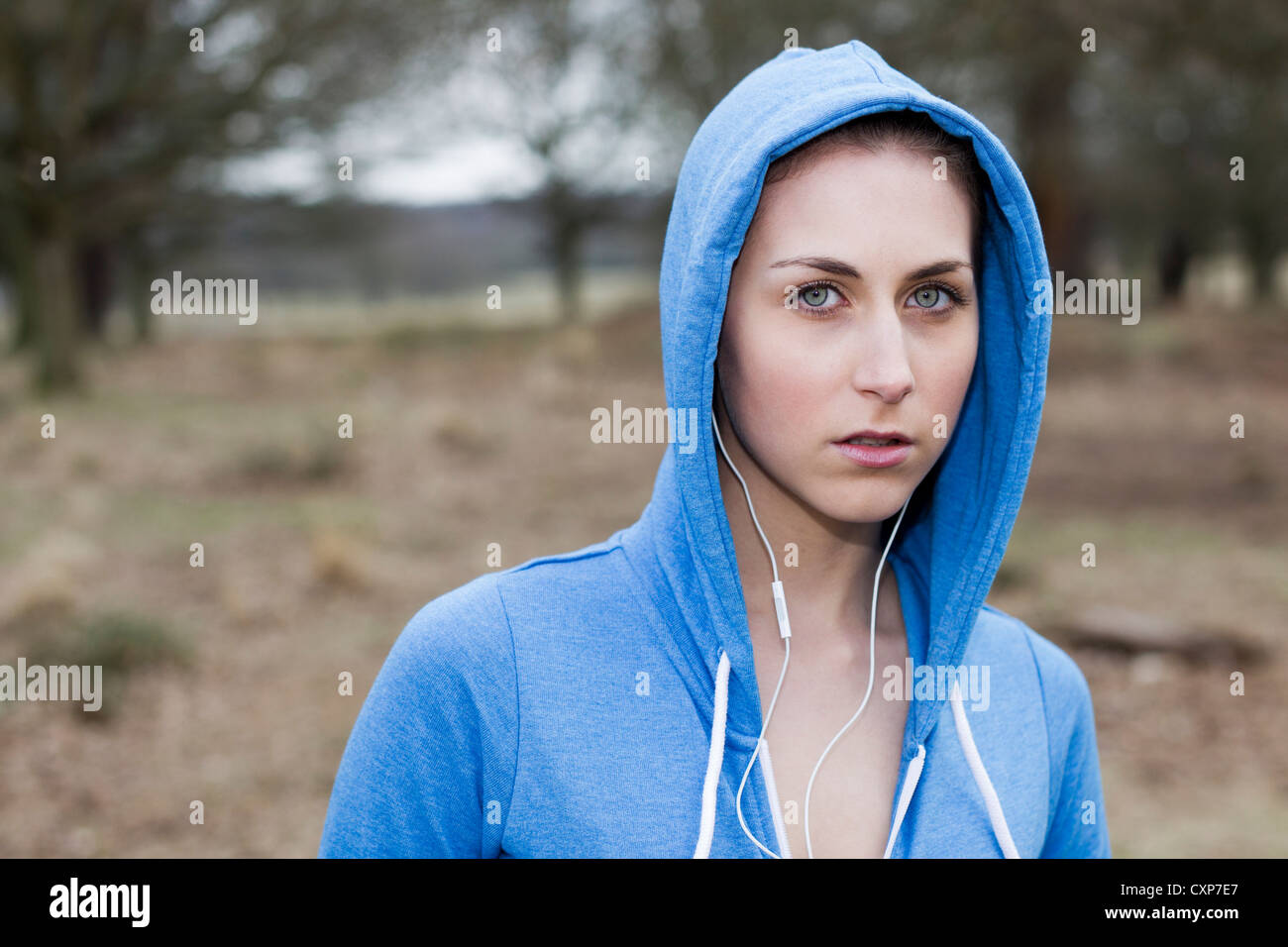 Frau trägt hoodie Stockfoto