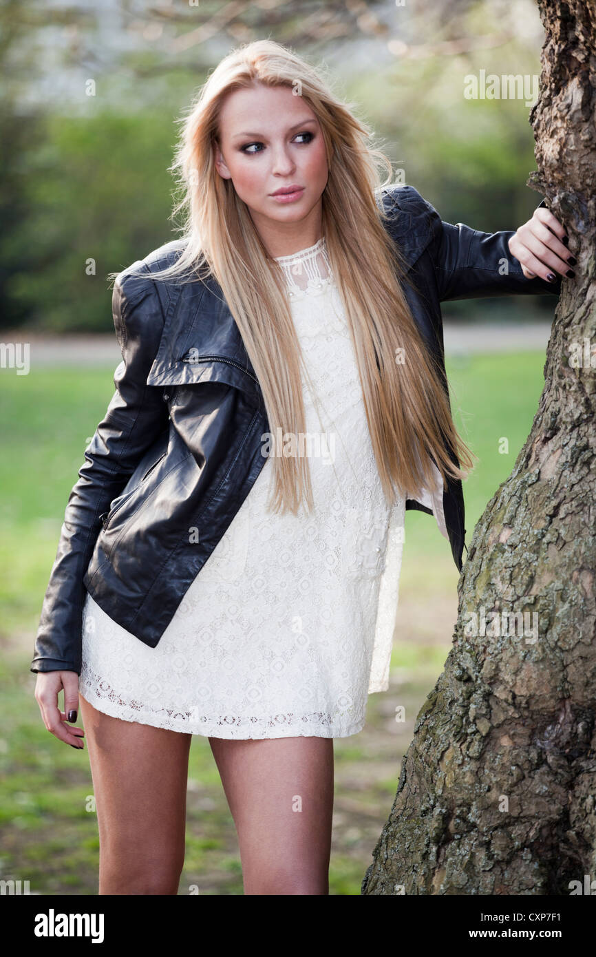 Frau mit langen blonden Haaren im freien Stockfoto