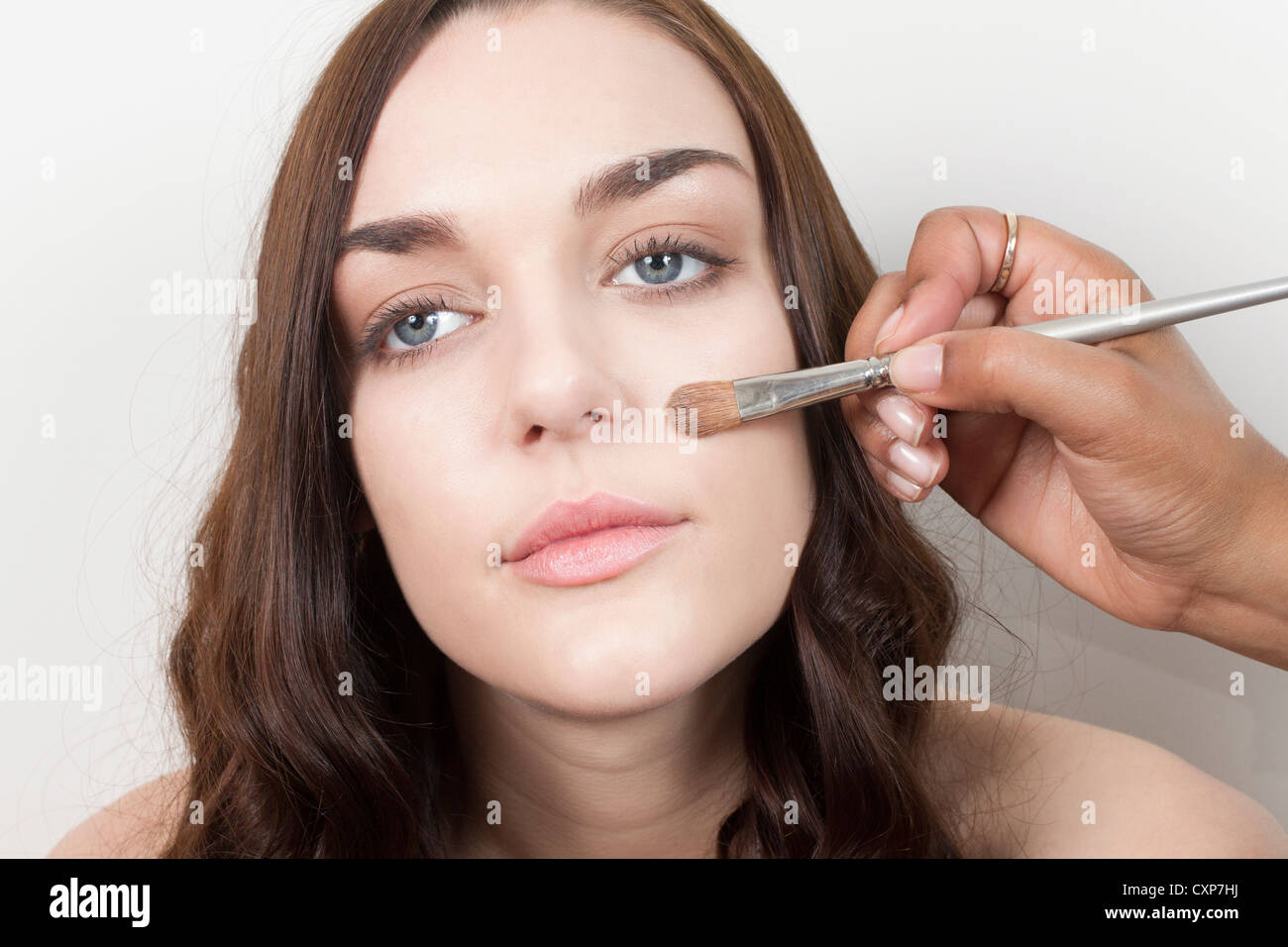 Frau mit Make-up durch eine Visagistin angewendet Stockfoto