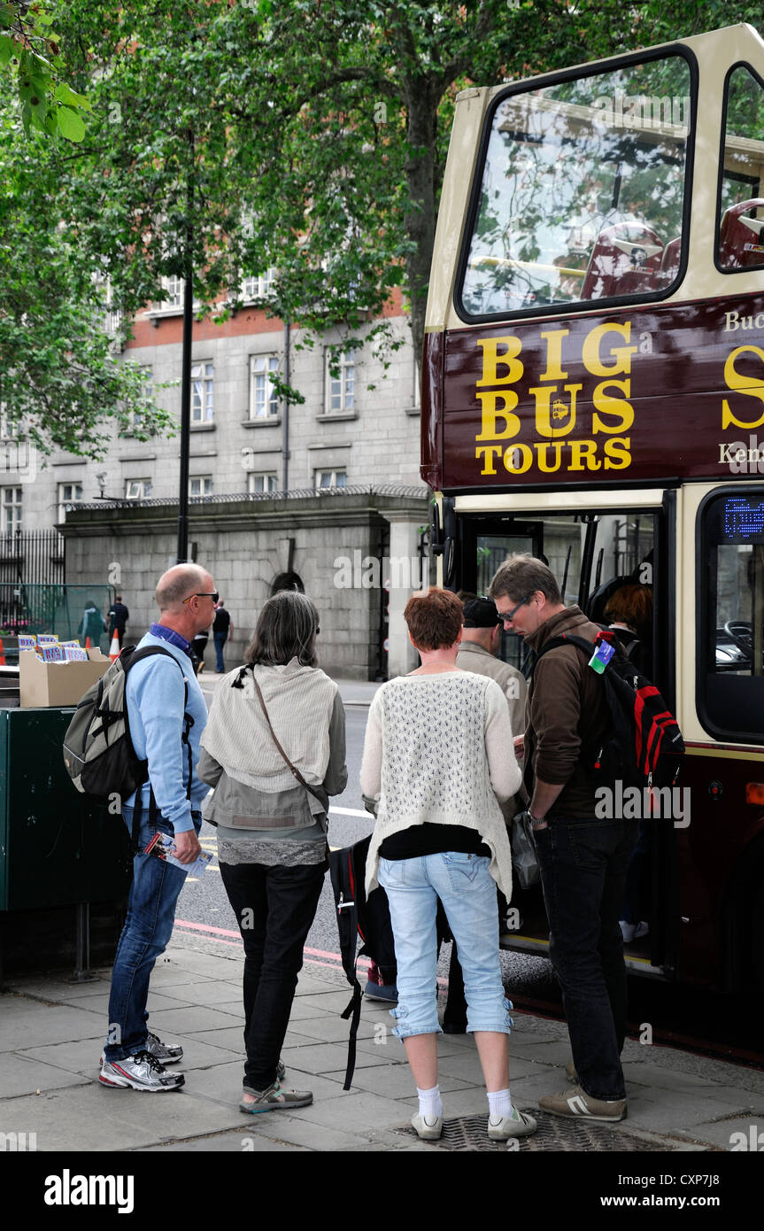 Touristen warten, um an Bord der Big Bus Tours offene Spitze gekrönt Doppeldecker Bus Victoria Embankment UK Stockfoto