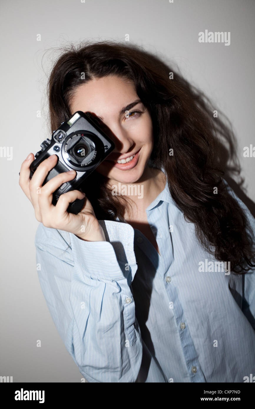 Junge Frau / Teenager mit Kamera Stockfoto