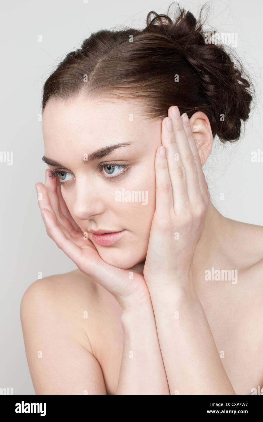 Frau mit Händen auf ihrem Gesicht, Schönheit Stockfoto