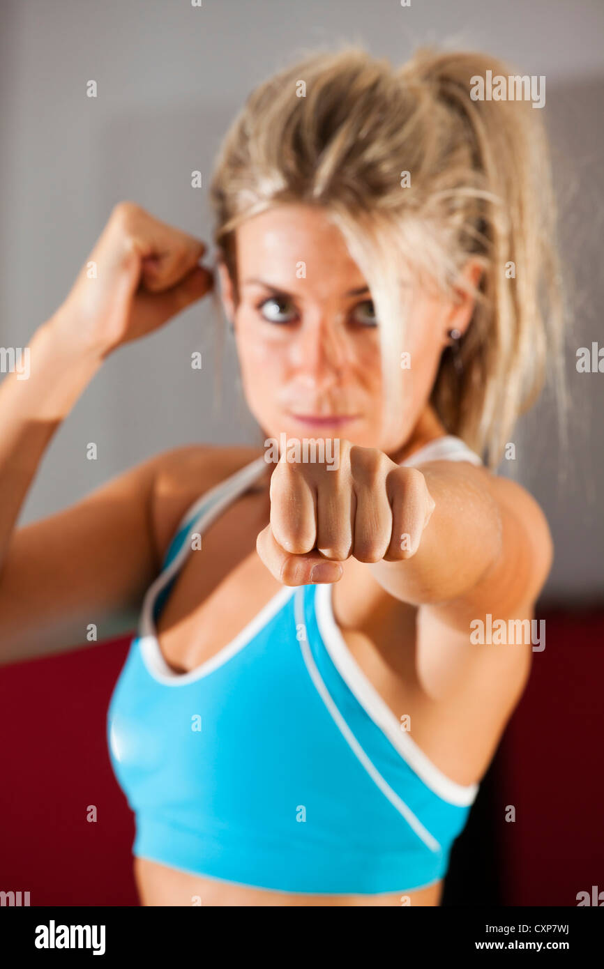 Sportliche Frau, die in Richtung der Kamera Stanzen Stockfoto