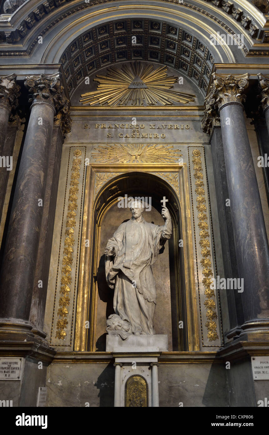 Paris, Frankreich. Innenraum der Kirche von St-Germain-des-Pres. Statue des Heiligen Franz Xaver Stockfoto