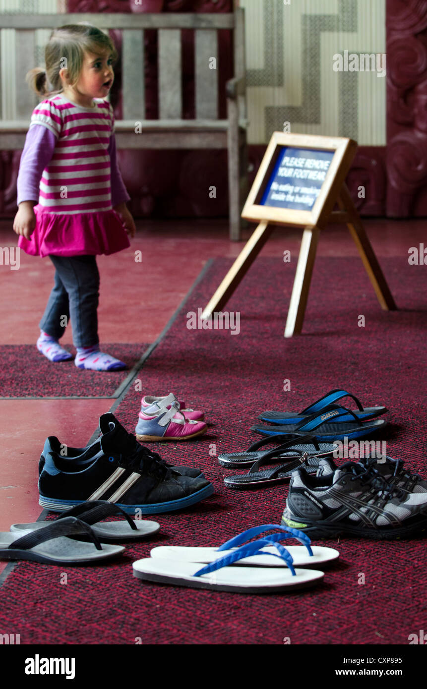 Kleines Mädchen barfuß und Menschen Schuhe am Eingang der Maori  Versammlungshaus (Marae) in Neuseeland Stockfotografie - Alamy