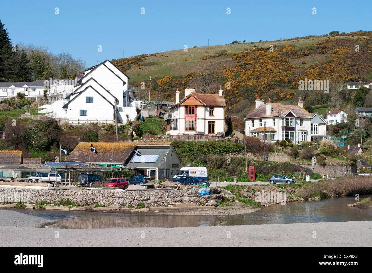 Ferienhäuser und Ferienwohnungen mit Blick auf den Strand von Seaton in Cornwall, Großbritannien Stockfoto