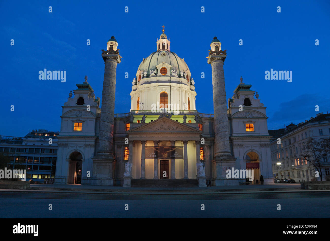 Abend-Blick auf die erstaunliche barocke Karlskirche Karlsplatz, zentrale Wien. Stockfoto