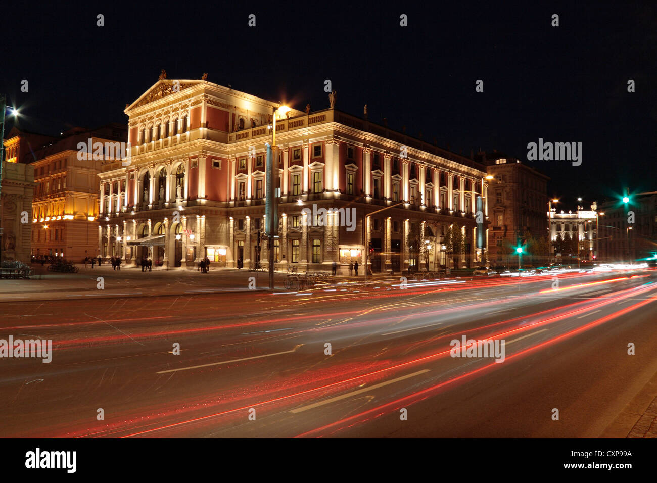 Wiener Musikverein, die Heimat der Wiener Philharmoniker in der Nacht, Wien (Wien), Österreich. Stockfoto