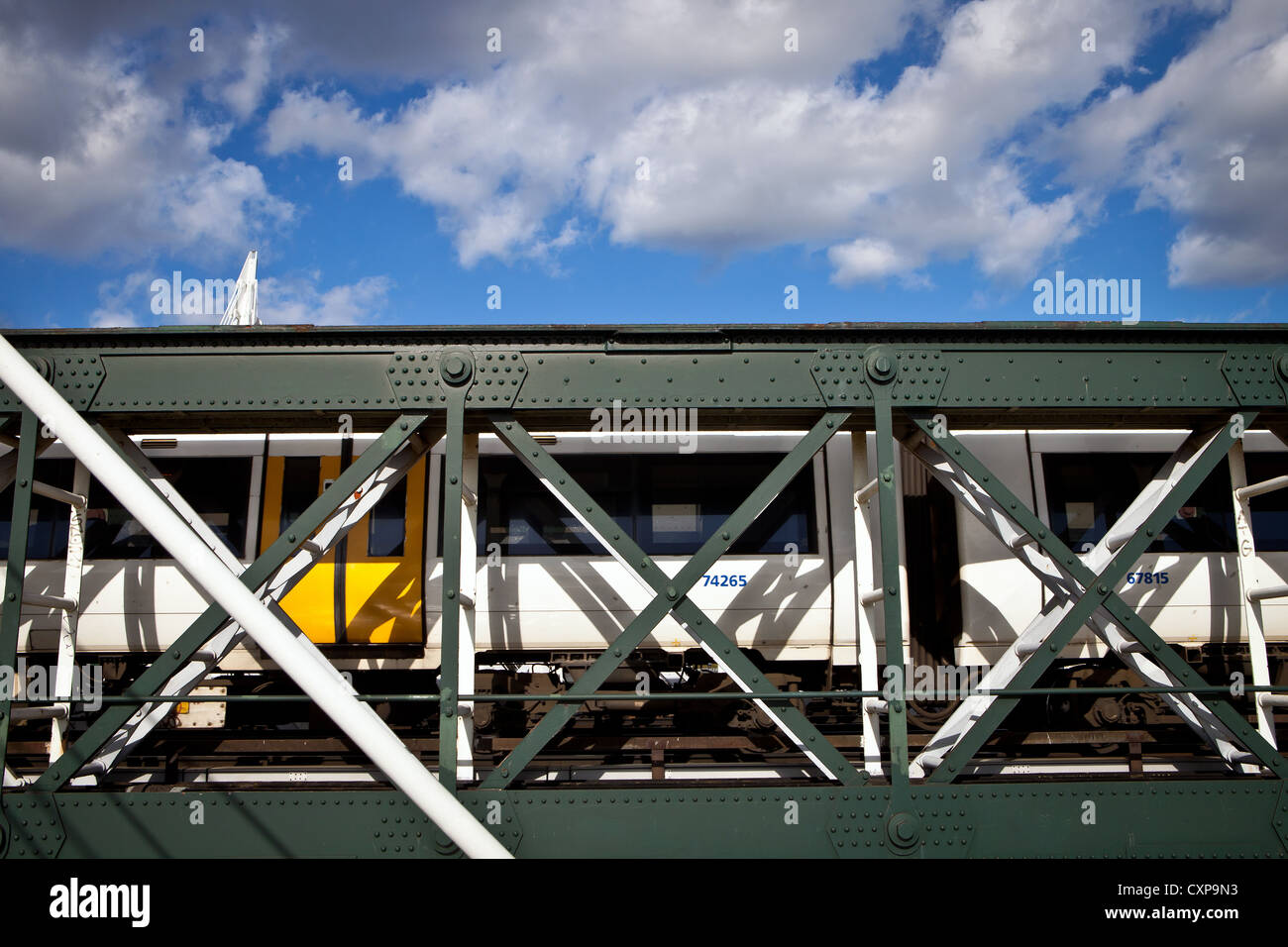 Trainieren Sie, Charing Cross Eisenbahnbrücke überqueren Stockfoto