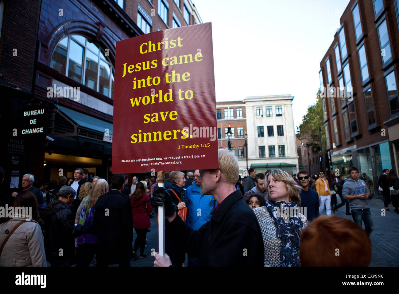 Mann hält Cristian religiösen Plakat Stockfoto