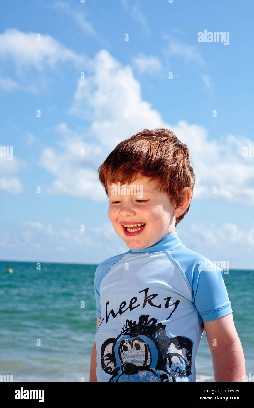 Kleiner Junge lächelnd an einem Strand Stockfoto