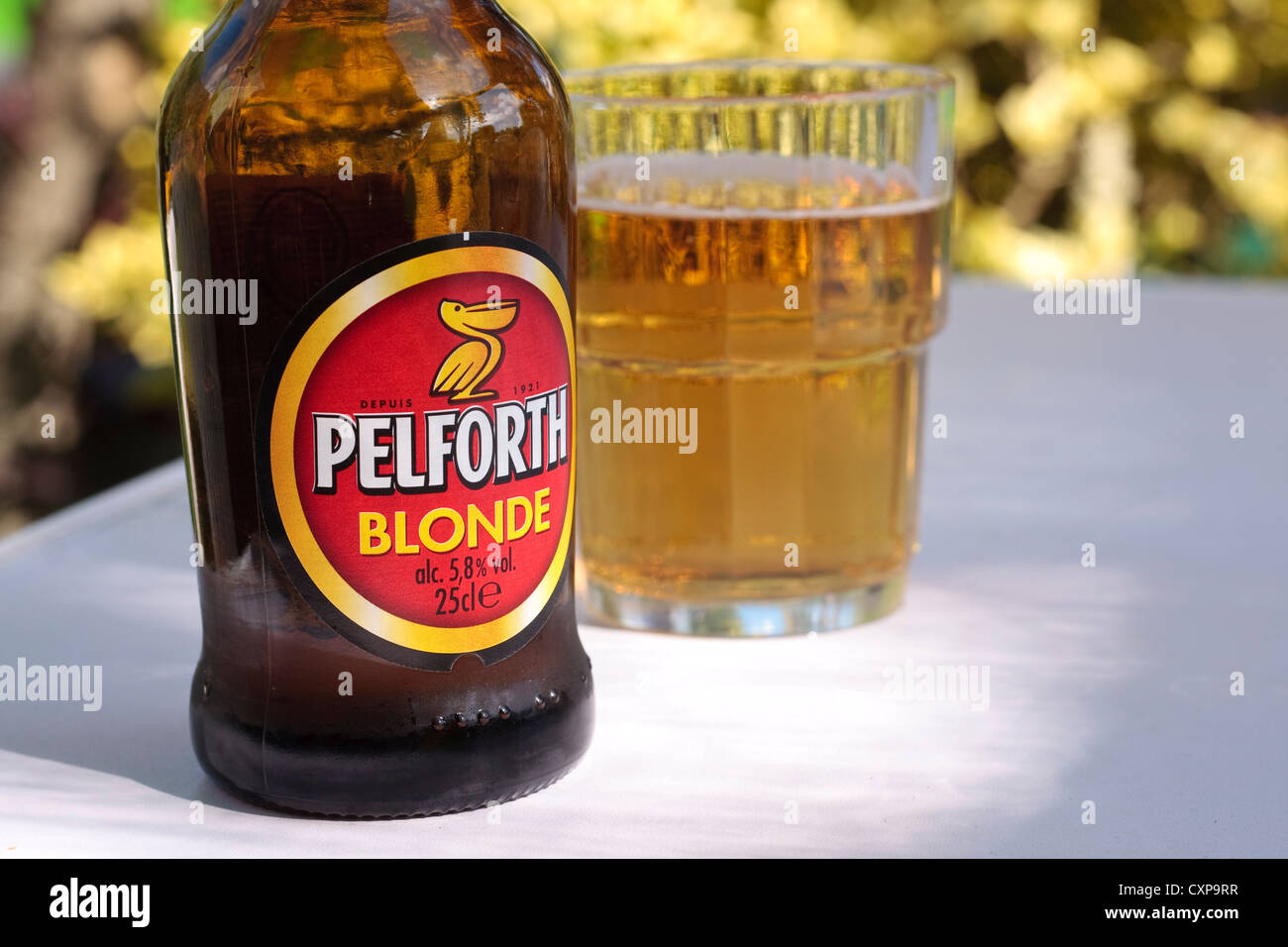 Pelforth (Französisch) Bierflasche und Glas Bier Stockfotografie - Alamy