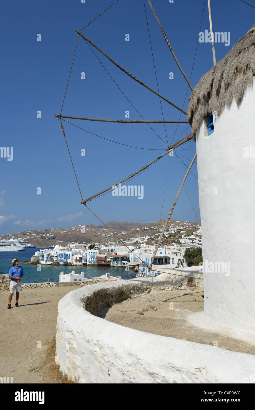 Windmühle aus dem 16. Jahrhundert und den Hafen Blick, Chora, Mykonos, Cyclades, Süd Ägäis, Griechenland Stockfoto