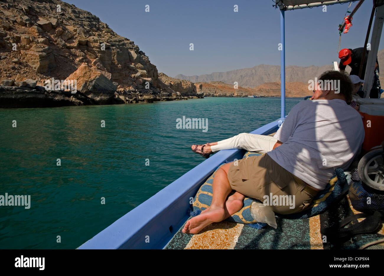 Touristen entspannen Sie bei einer Dhow-Kreuzfahrt von Khasab Telegraph Island auf der Musandam Halbinsel, Oman Stockfoto