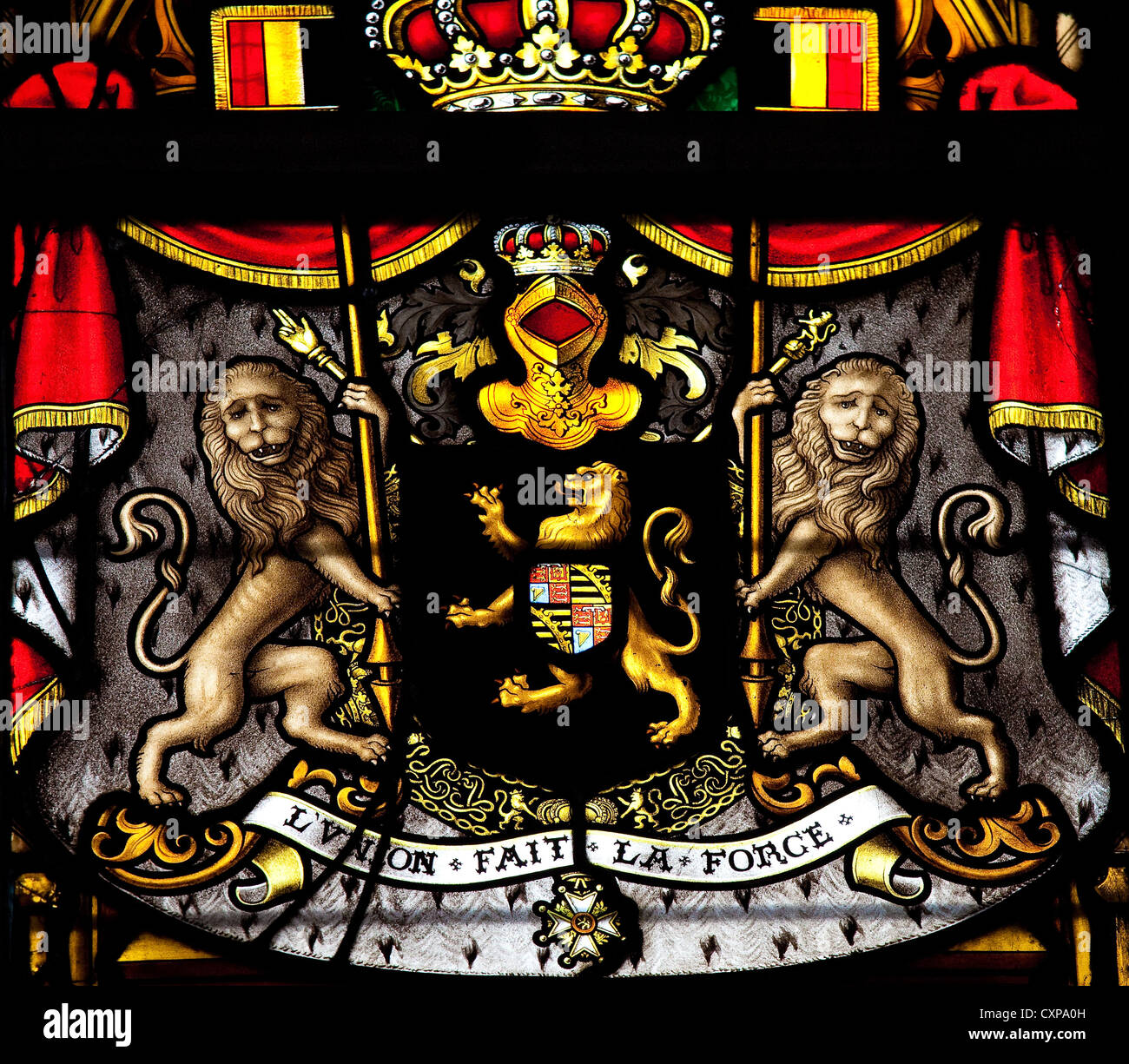 Glasmalerei-Fenster zeigt das Wappen von Belgien mit dem nationalen Motto "L'Union Fait la Force (Union macht) Stockfoto