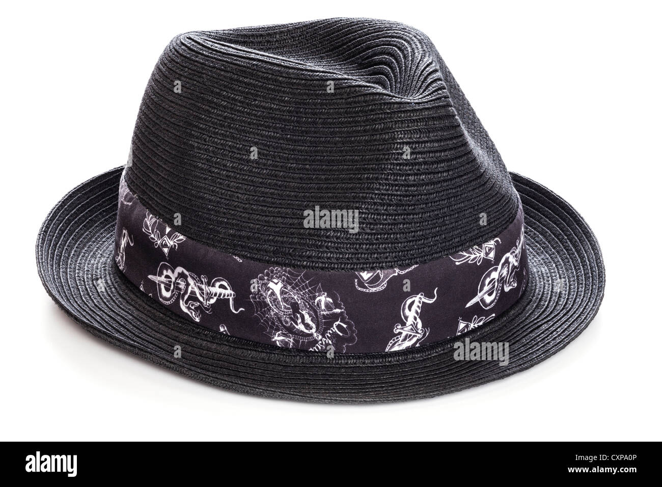Schwarzen Stroh Trilby Hut mit ausgefallenen Band auf weißem Hintergrund mit weichen Schatten. Fokus-Stack im Fokus von hinten nach vorne... Stockfoto