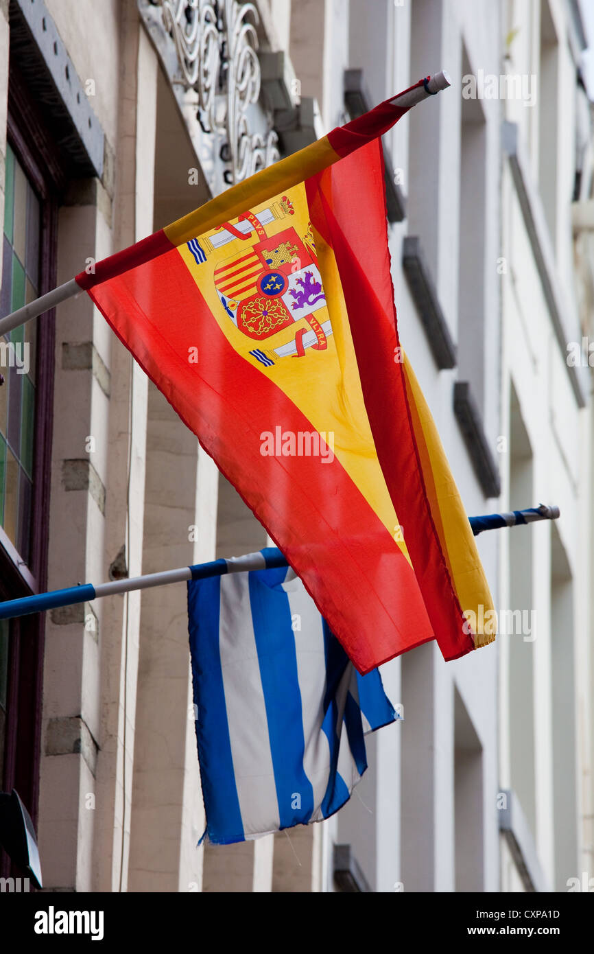 Flaggen von Spanien und Griechenland im Zentrum von Brüssel, Belgien, zwei Länder von der Schuldenkrise in Europa schwer getroffen. Stockfoto