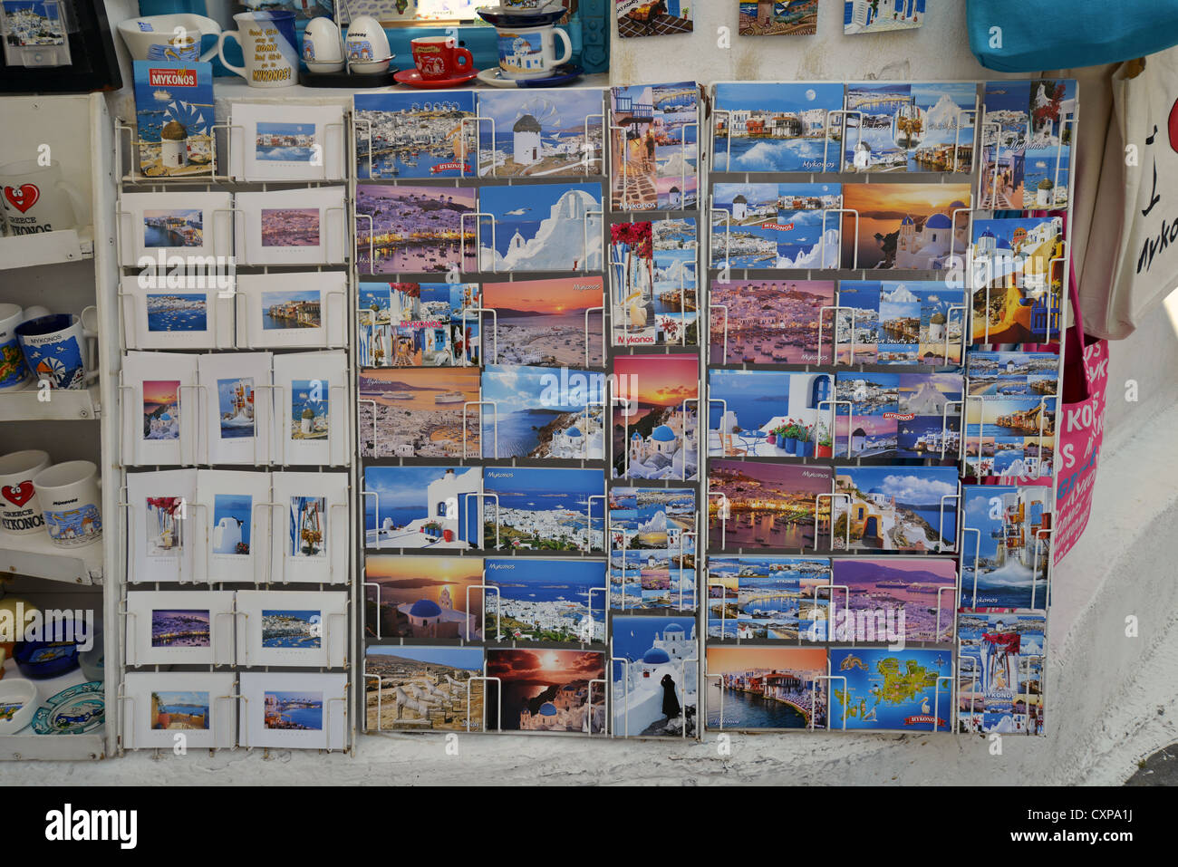 Postkarten außerhalb Souvenir-Shop, Chora, Mykonos, Cyclades, Süd Ägäis, Griechenland Stockfoto