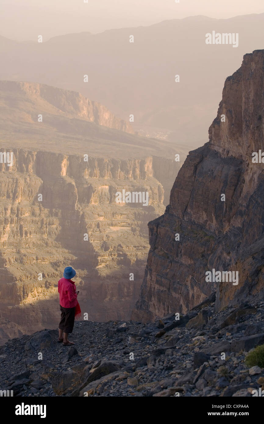 Wanderer auf dem Trail unter Rim des Grand Canyons in den westlichen Hajar Bergen von Oman Stockfoto