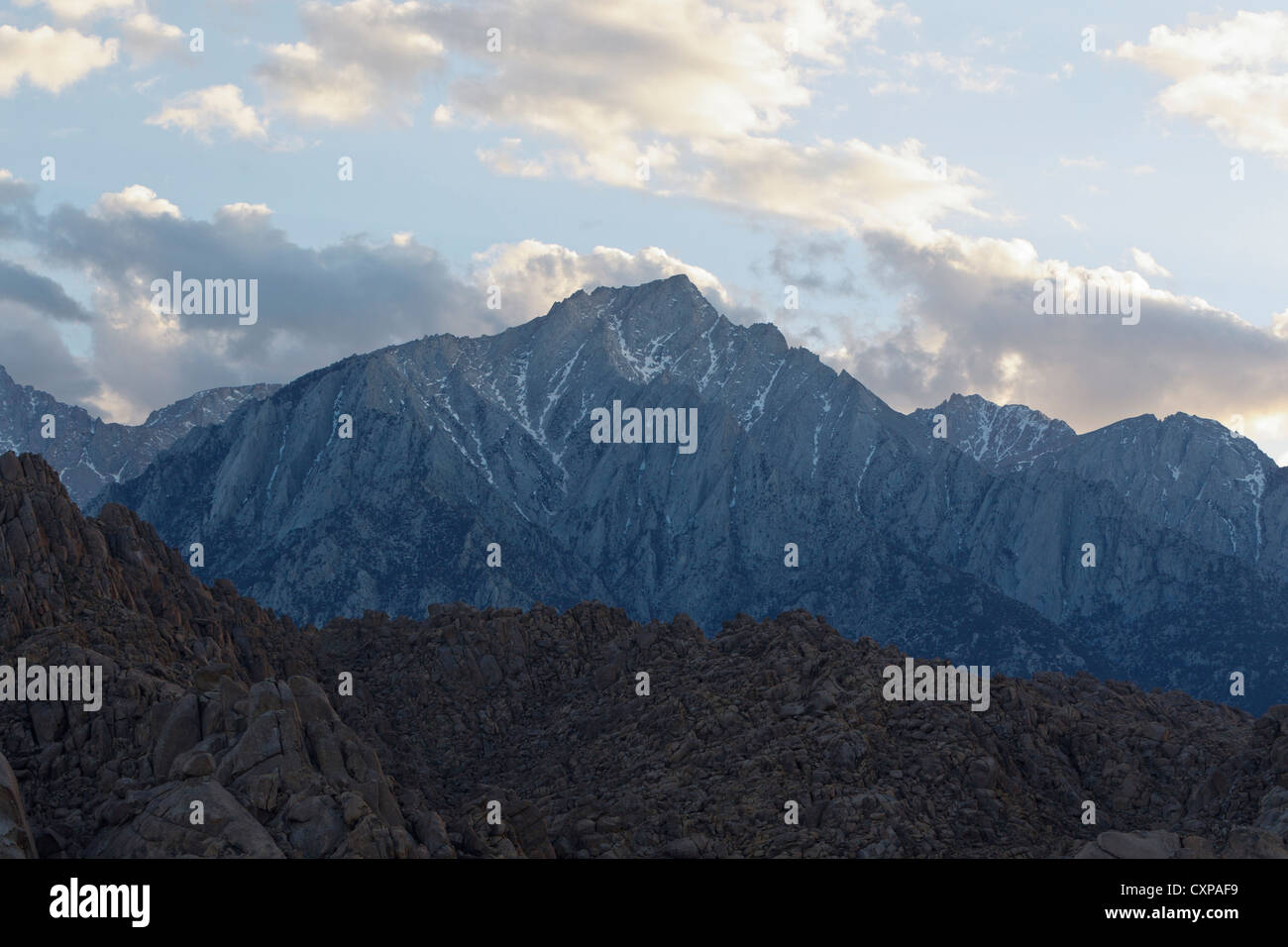 Mount Whitney gesehen von der Alabama Hills, Lone Pine, Kalifornien, Vereinigte Staaten von Amerika Stockfoto