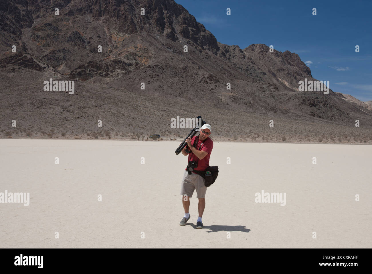 Erwachsenen männlichen Fotografen Trageausstattung über Racetrack Playa Death Valley National Park California USA Amerika Stockfoto