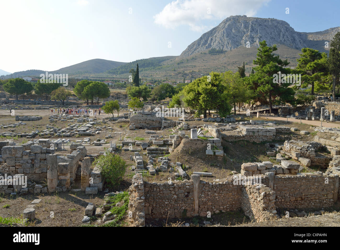 Ansicht der Agora mit Akrokorinth Rock hinter der antike Korinth, Korinth Gemeinde, Region Peloponnes, Griechenland Stockfoto
