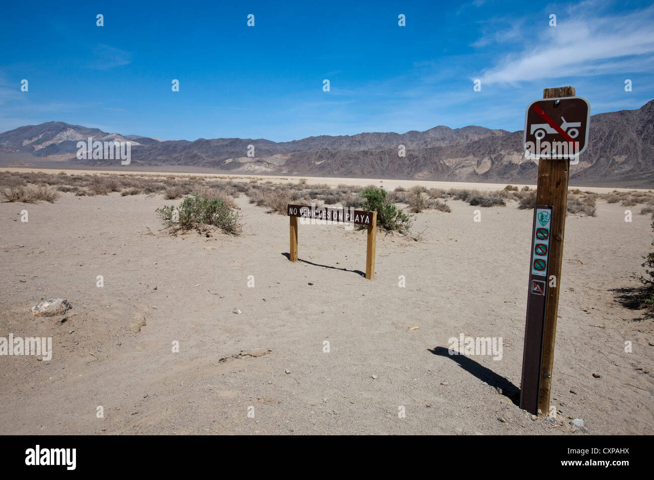 Warnschild Verbot Fahrzeuge auf dem Racetrack Playa, Death Valley Nationalpark, Kalifornien, Vereinigte Staaten von Amerika Stockfoto