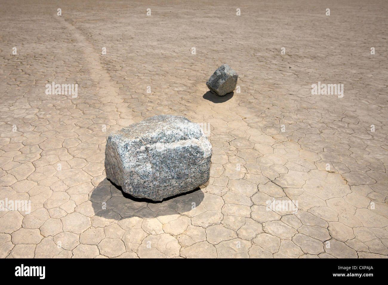 Beweglichen Felsen auf dem Racetrack Playa, Death Valley Nationalpark, Kalifornien, Vereinigte Staaten von Amerika Stockfoto