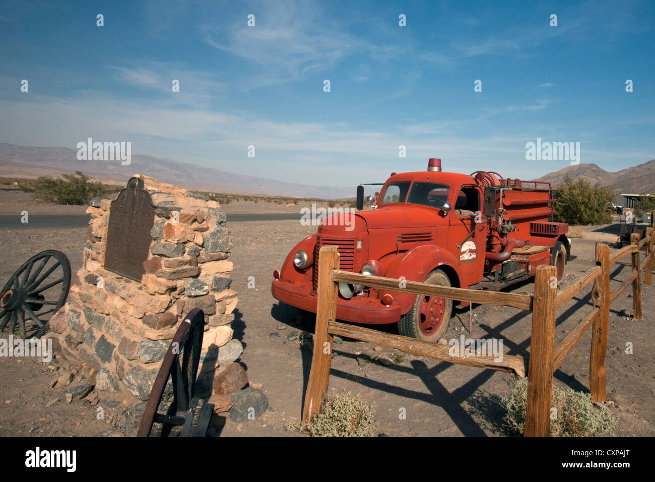 Altes rotes Feuer LKW, Stovepipe Wells, Death Valley Nationalpark, Kalifornien, Deutschland Stockfoto