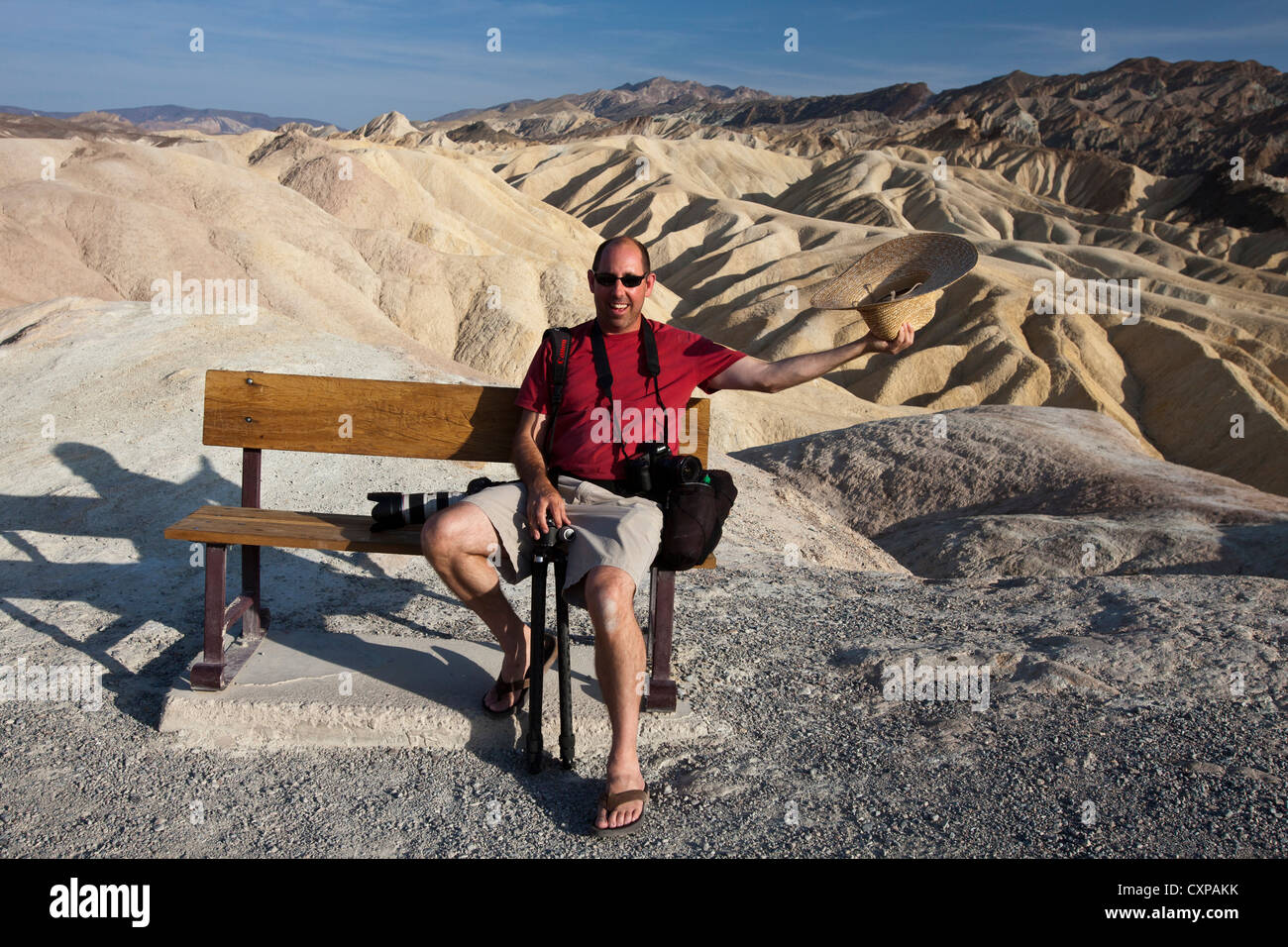 Männchen sitzt auf der Parkbank vor Badlands Zabriskie Point Death Valley Nationalpark Kalifornien USA Amerika Stockfoto