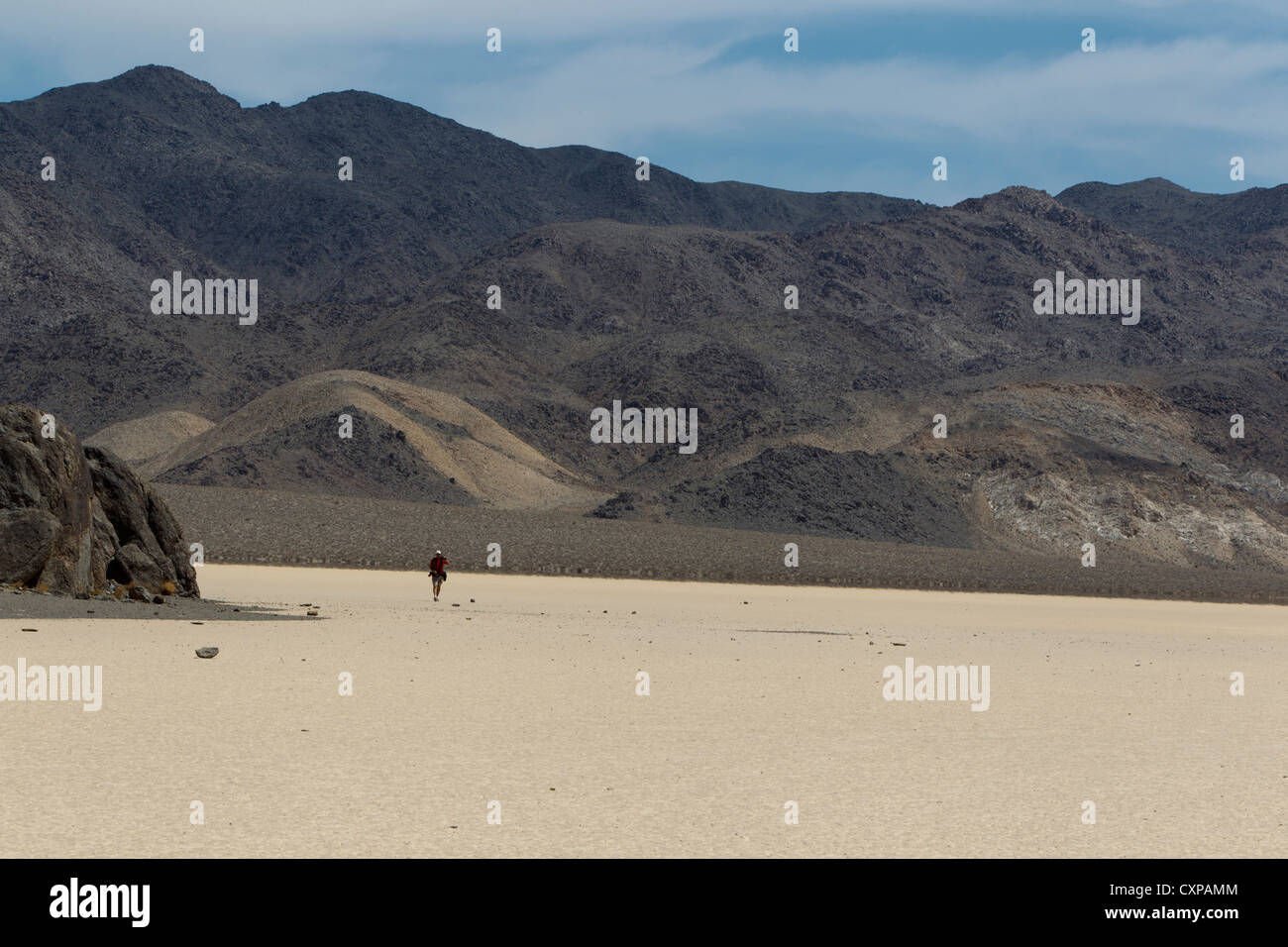 Erwachsenen männlichen Fotografen Trageausstattung über Racetrack Playa Death Valley National Park California USA Amerika Stockfoto