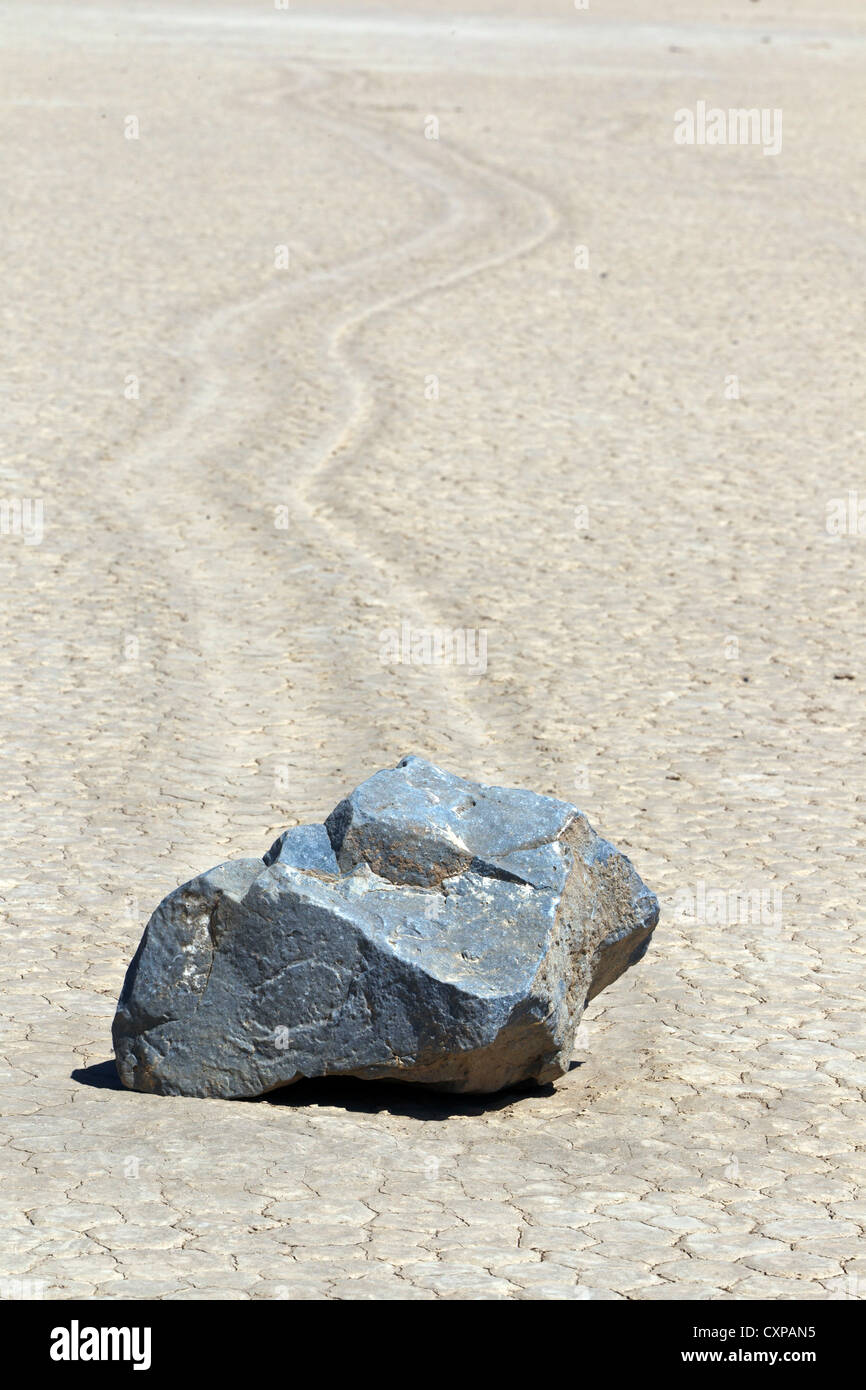 Beweglichen Felsen auf dem Racetrack Playa, Death Valley Nationalpark, Kalifornien, Vereinigte Staaten von Amerika Stockfoto