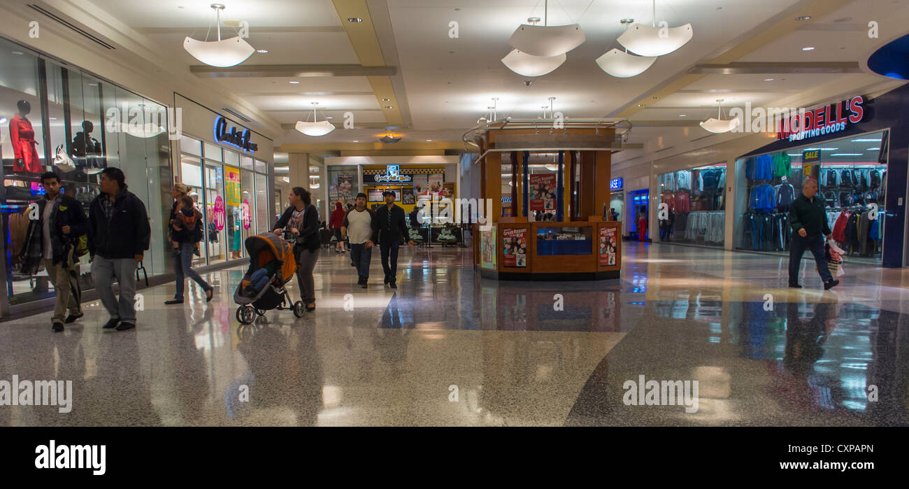 New York City, NY, USA, Innen' King's Plaza Shopping Mall, Diele, modernes kommerzielle Innenraum Stockfoto
