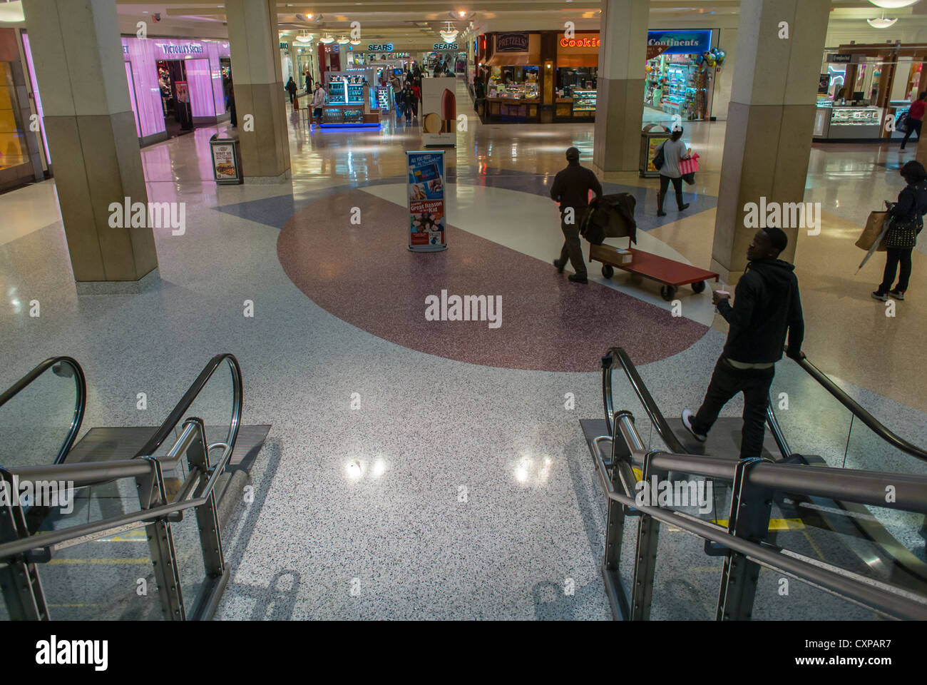 New York City, NY, USA, im Inneren "Des Königs Plaza" Shopping Mall, Flur Stockfoto