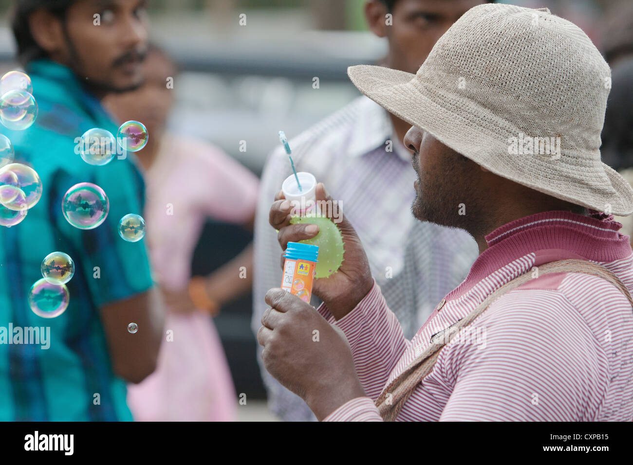 Die "Bubble Maker" Kreditor anzeigen seine waren auf der touristischen Bergstation von Ooty, Tamil Nadu, Indien Stockfoto