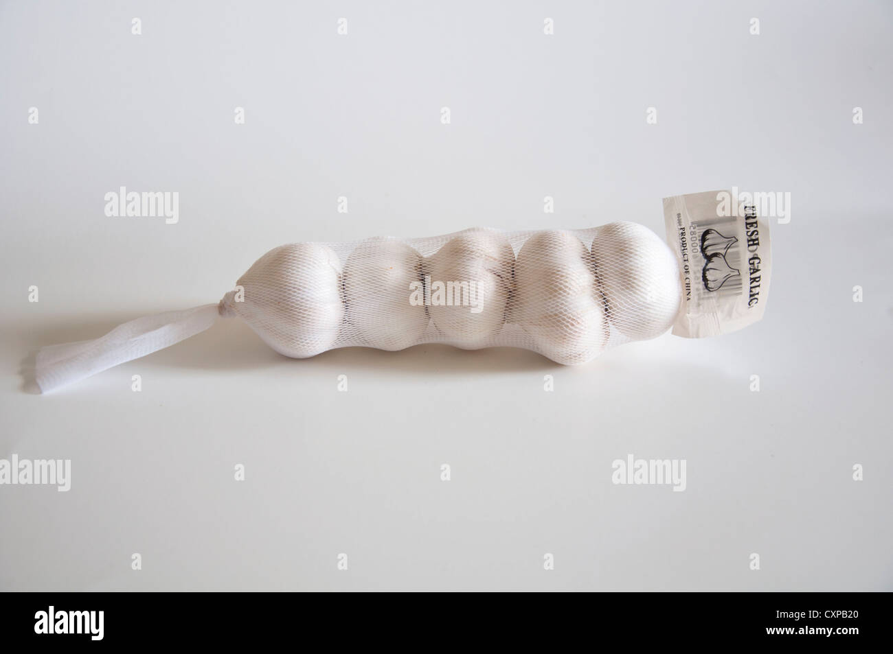 Fünf weiße Knoblauch im Netzbeutel Stockfoto