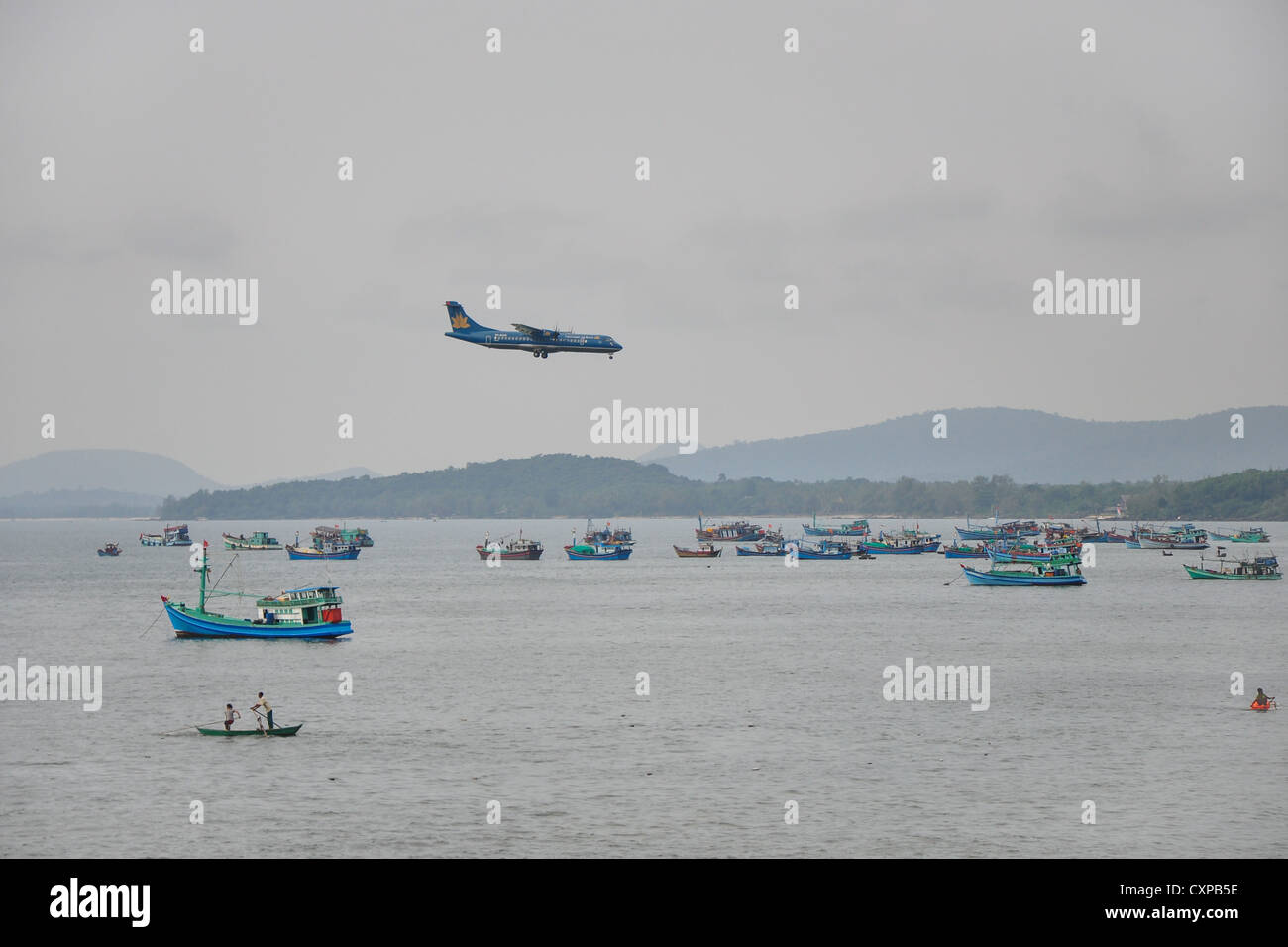 Flugzeug fliegen über Angelboote/Fischerboote Stockfoto