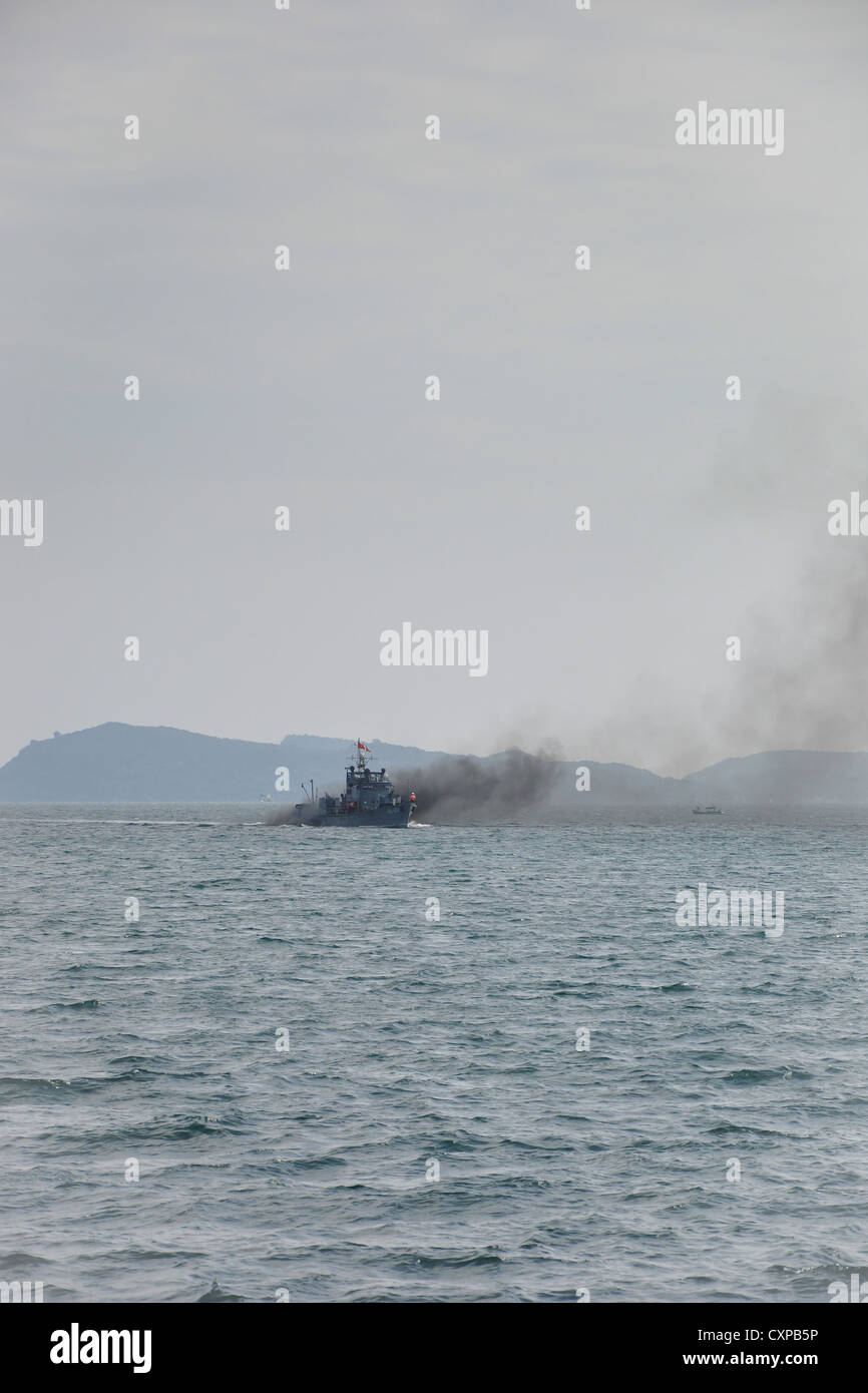Militärische Boot, die Verschmutzung der Luft Stockfoto