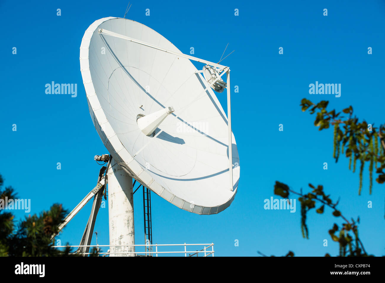 Satellitenschüssel für Rundfunkmitteilung Signale Stockfoto