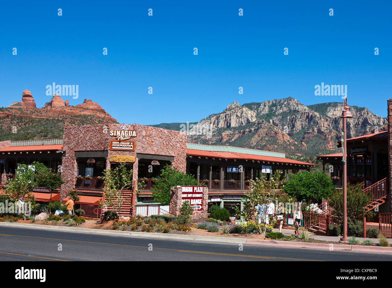 Geschäfte auf der Main Street mit roten Felsen im Hintergrund, Innenstadt, Sedona, Arizona, Vereinigte Staaten von Amerika Stockfoto